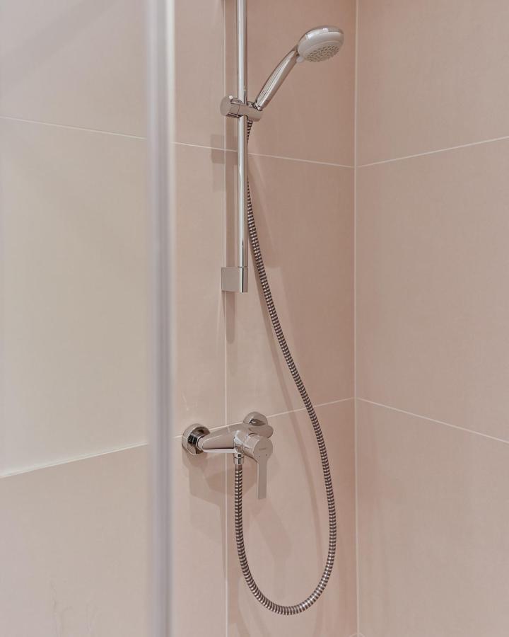 וינה Stylish & Modern Apartment - Private Garden & Free Parking מראה חיצוני תמונה